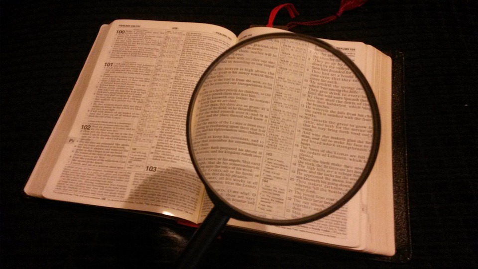 magnifying-glass &amp; Bible 981675_960_720